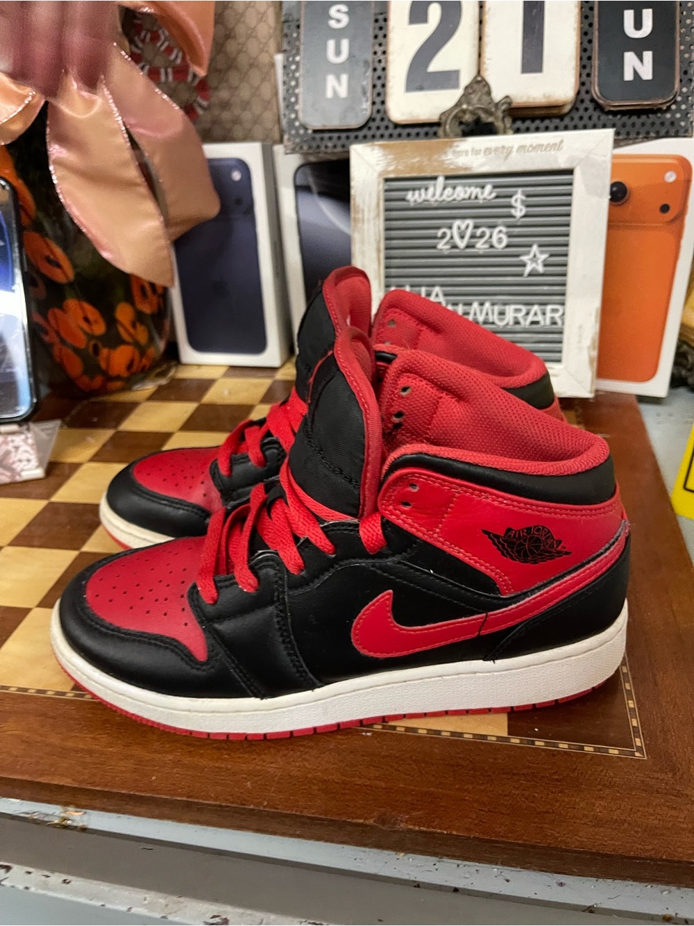 DQ8423-060.   Jordan 1 Mid
Alternate Bred (2022) (GS) - Picture 3 of 9